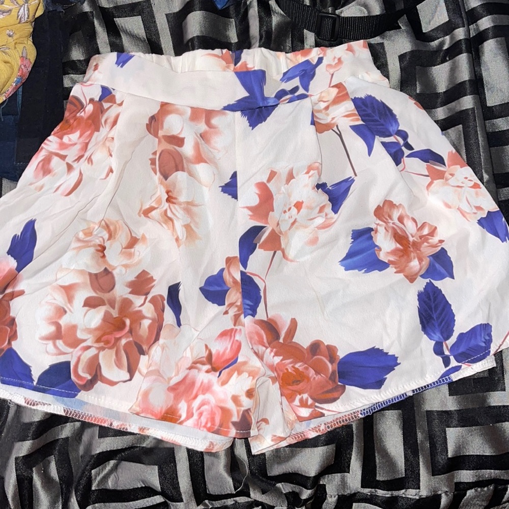 I’m selling a two piece outfit, size small, super stretchy and comfortable.